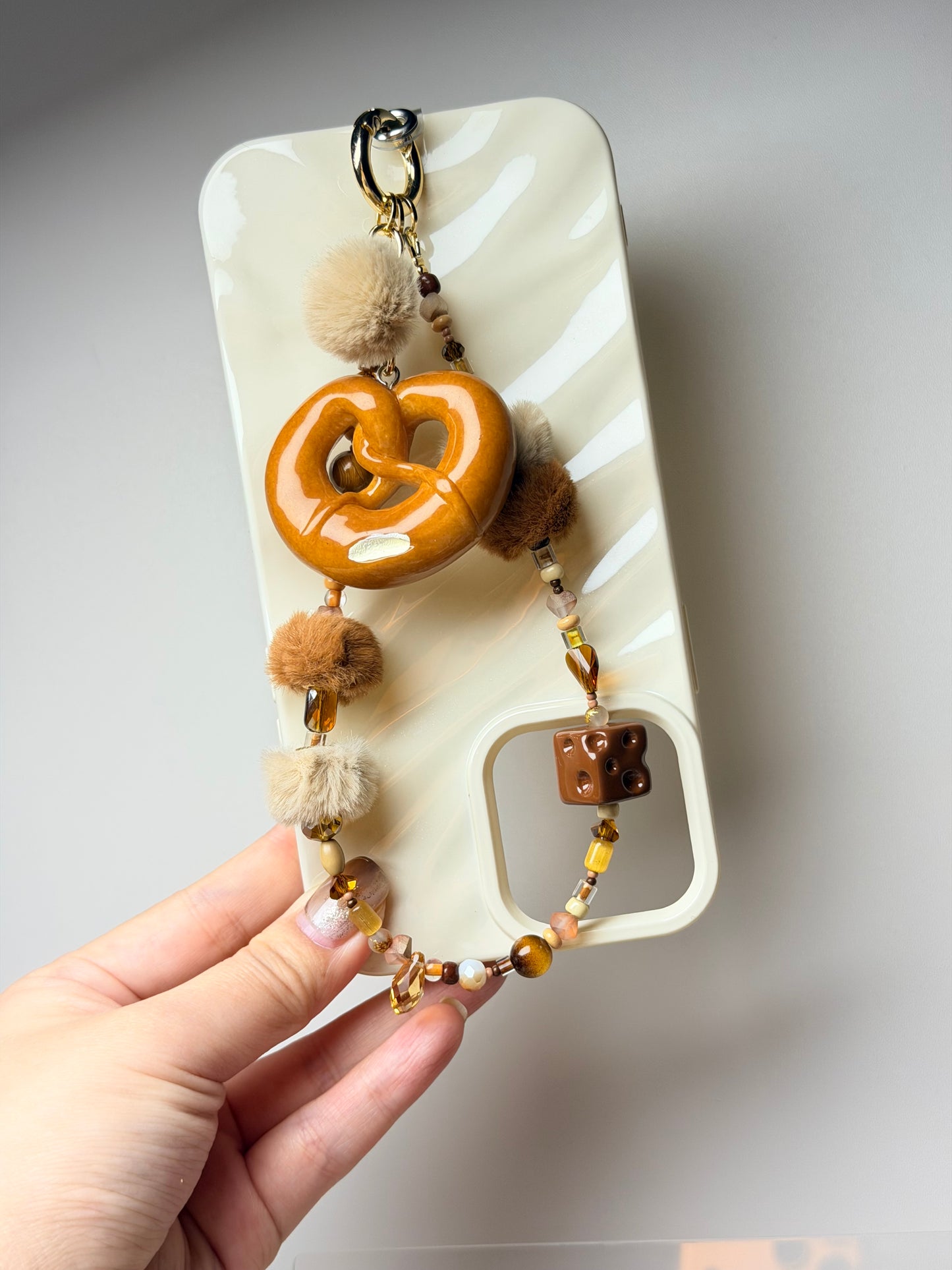 Caramel Cozy Phone Strap｜Knotive